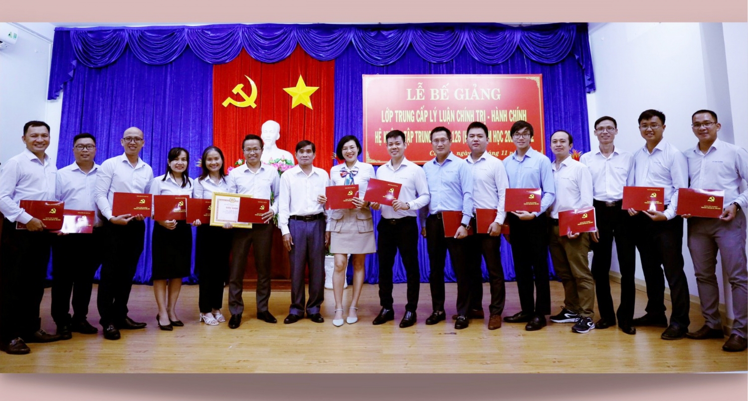 ảng bộ Công ty Khí Cà Mau có 18 Đảng viên hoàn thành chương trình học và được cấp Bằng tốt nghiệp Trung cấp lý luận chính trị - Hành chinh loại khá giỏi ảng bộ Công ty Khí Cà Mau có 18 Đảng viên hoàn thành chương trình học và được cấp Bằng tốt nghiệp Trung cấp lý luận chính trị - Hành chinh loại khá giỏi