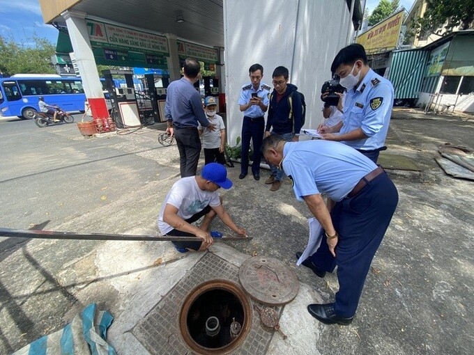 Cục Quản lý thị trường TP HCM kiểm tra hàng loạt cây xăng