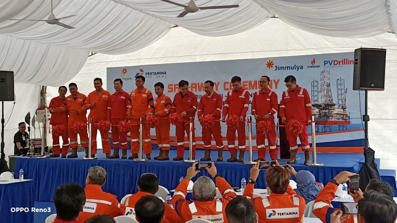Tổng giám đốc PV Drilling Nguyễn Xuân Cường cùng đại diện lãnh đạo Petrovietnam, khách hàng PHE ONWJ, đối tác Jimmulya thực hiện nghi thức cắt băng khai mạc.