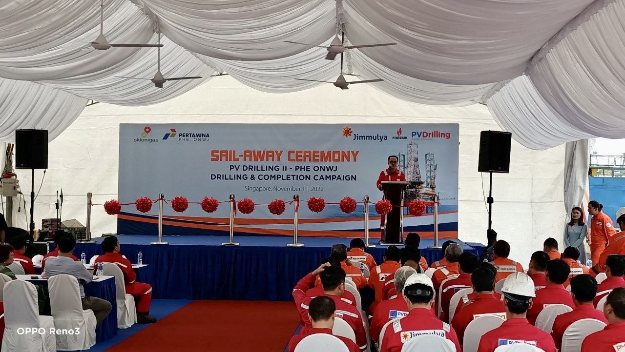 Ông Đinh Quang Nhựt, Giám đốc Xí nghiệp Điều hành khoan, đơn vị quản lý và vận hành giàn PV DRILLING II phát biểu tại buổi lễ.