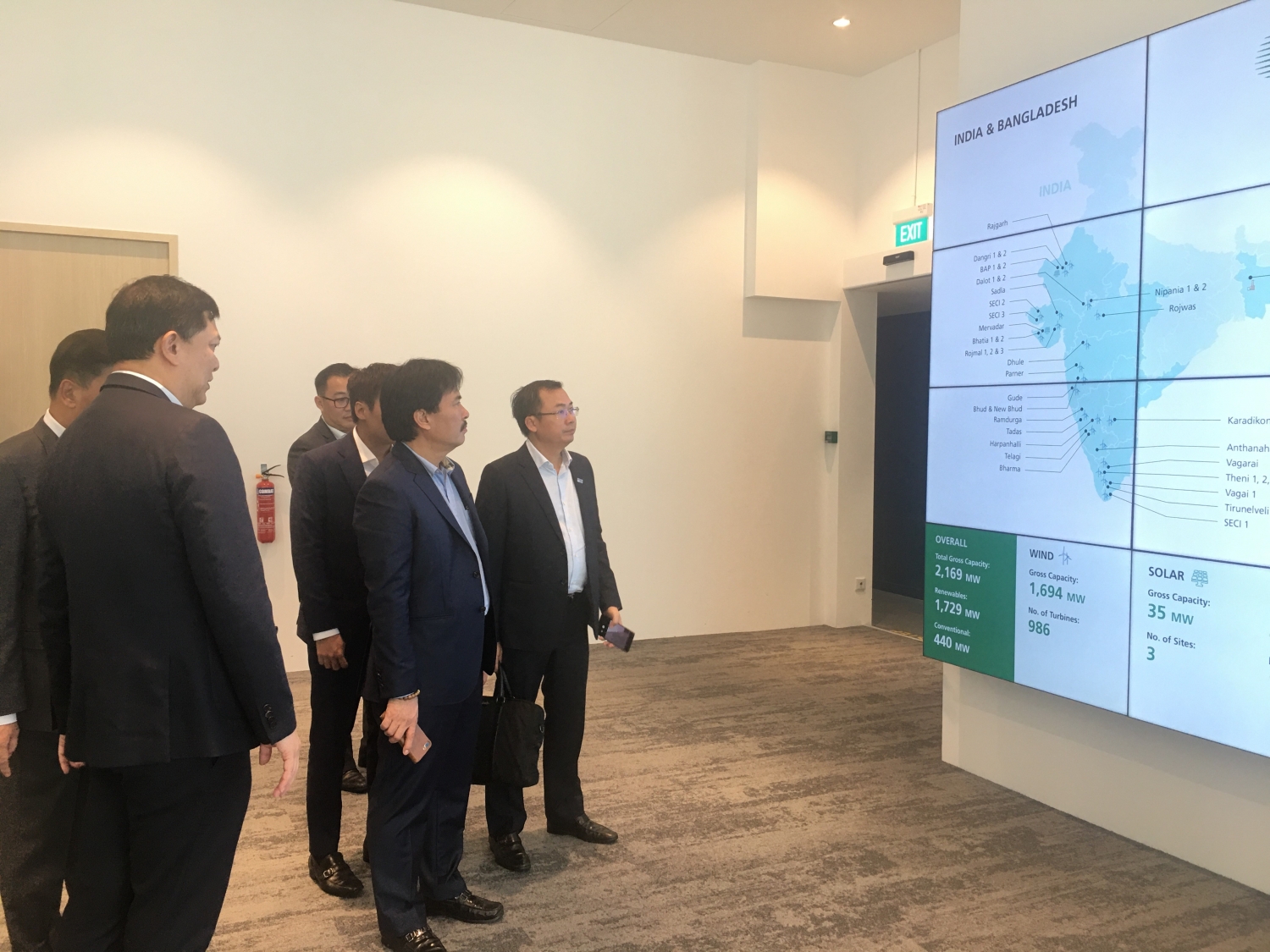 Đoàn công tác của Petrovietnam thăm và làm việc tại Singapore và Lào