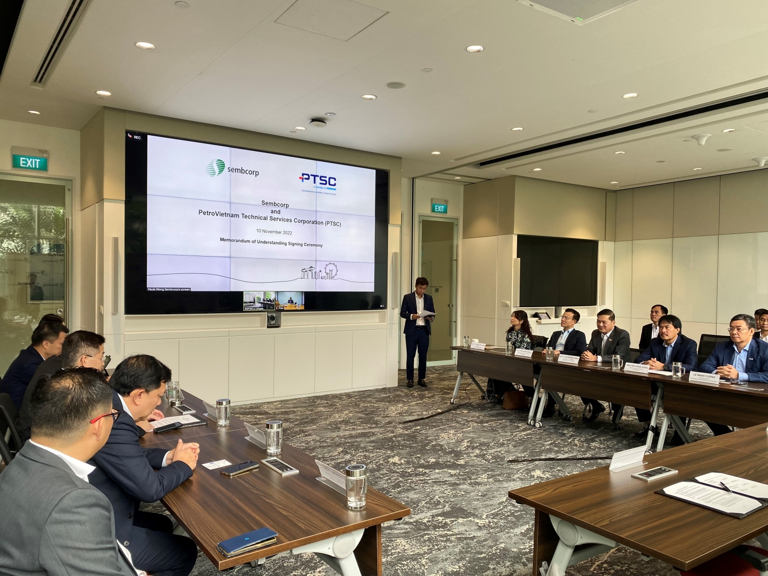 Đoàn công tác của Petrovietnam thăm và làm việc tại Singapore và Lào