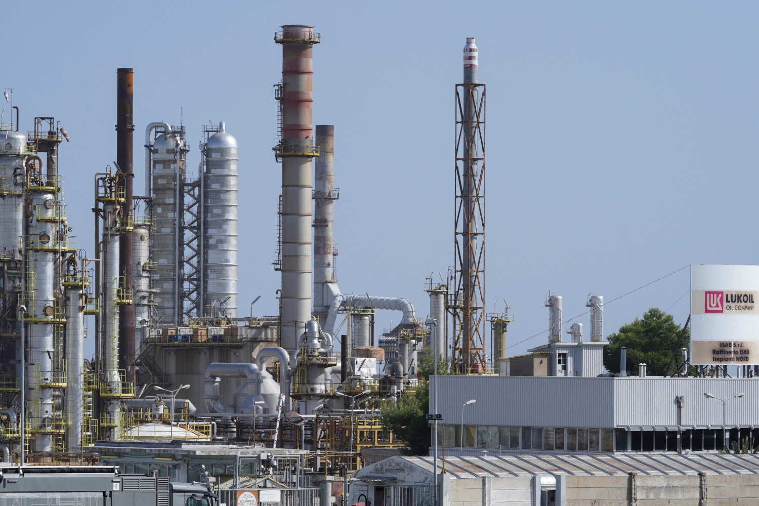 Lukoil bị ép duy trì hoạt động tại Ý