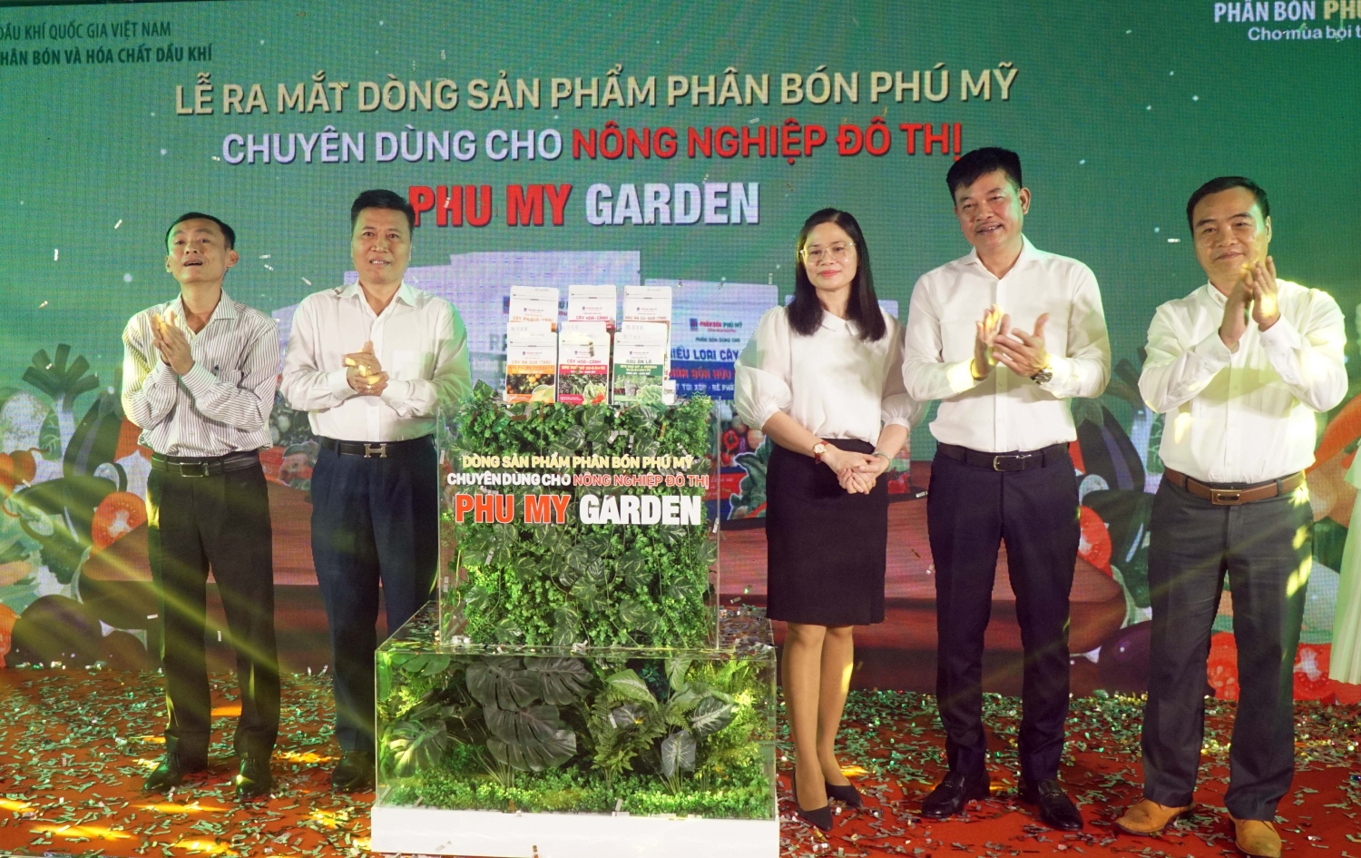 Các đại biểu chúc mừng Lễ ra mắt dòng sản phẩm mới của PVFCCo