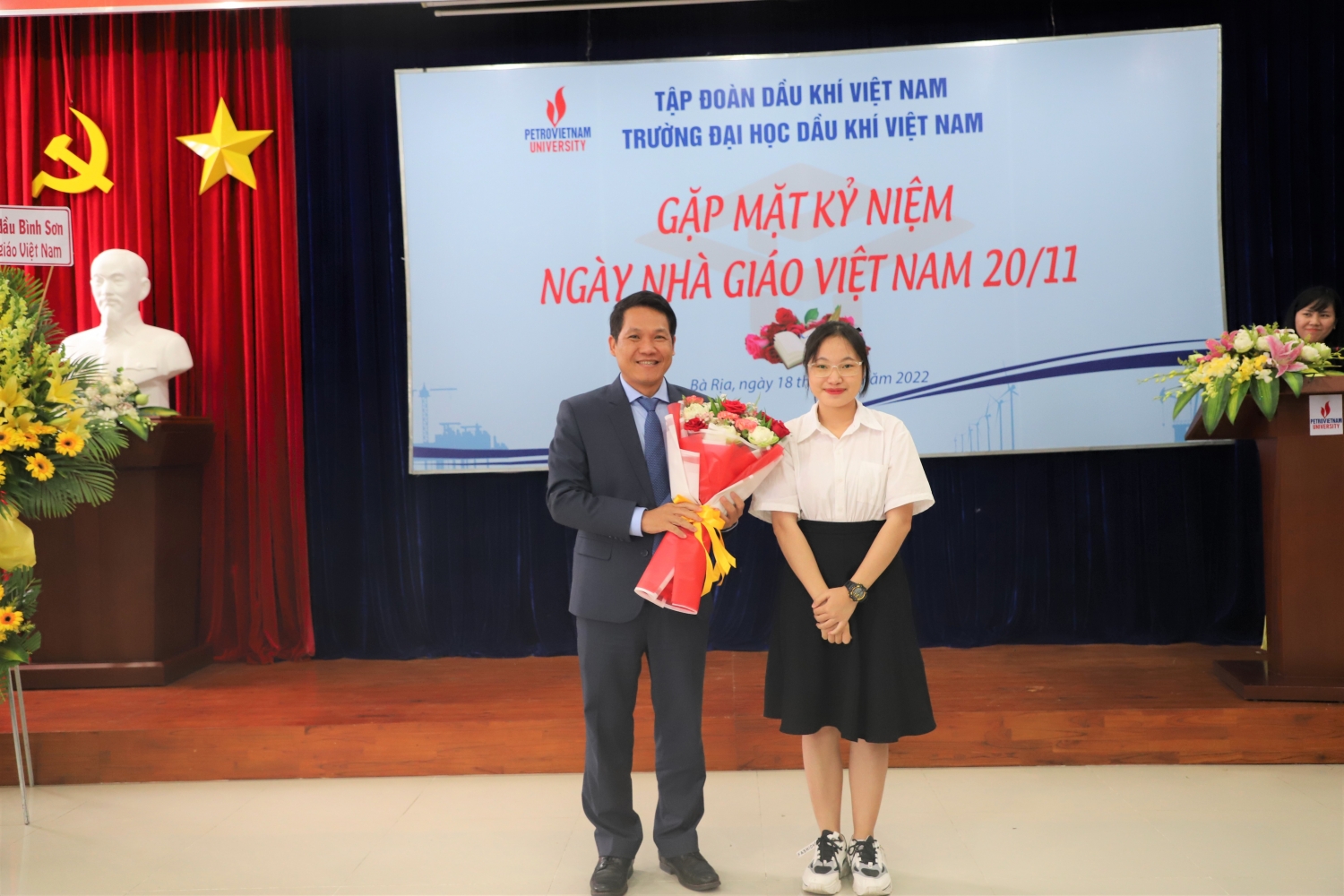 Đại diện sinh viên PVU tặng hoa chúc mừng thầy cô nhân Ngày Nhà giáo Việt Nam 20/11.