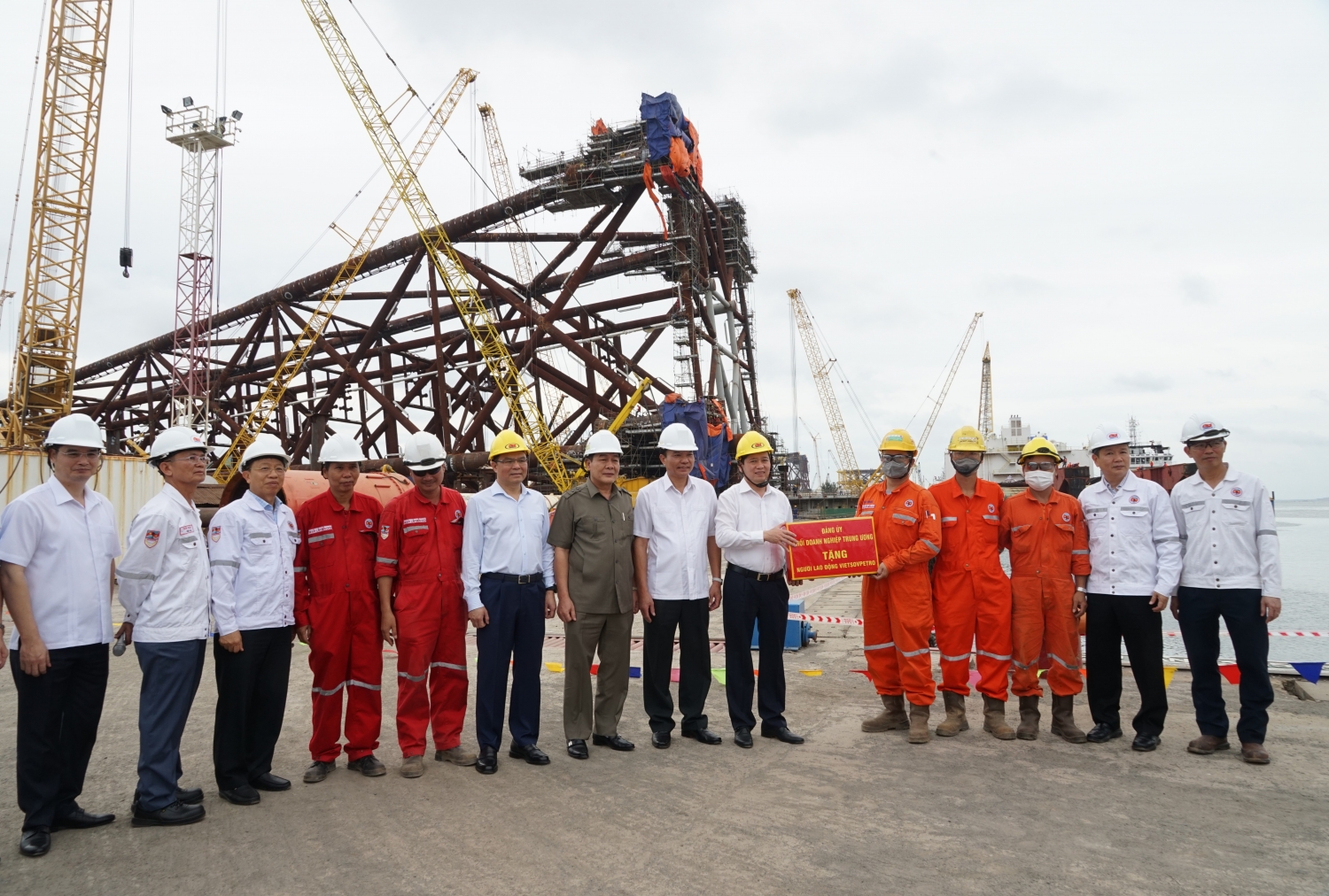 Đoàn công tác Đảng ủy Khối Doanh nghiệp Trung ương tặng quà cho người lao động Vietsovpetro.