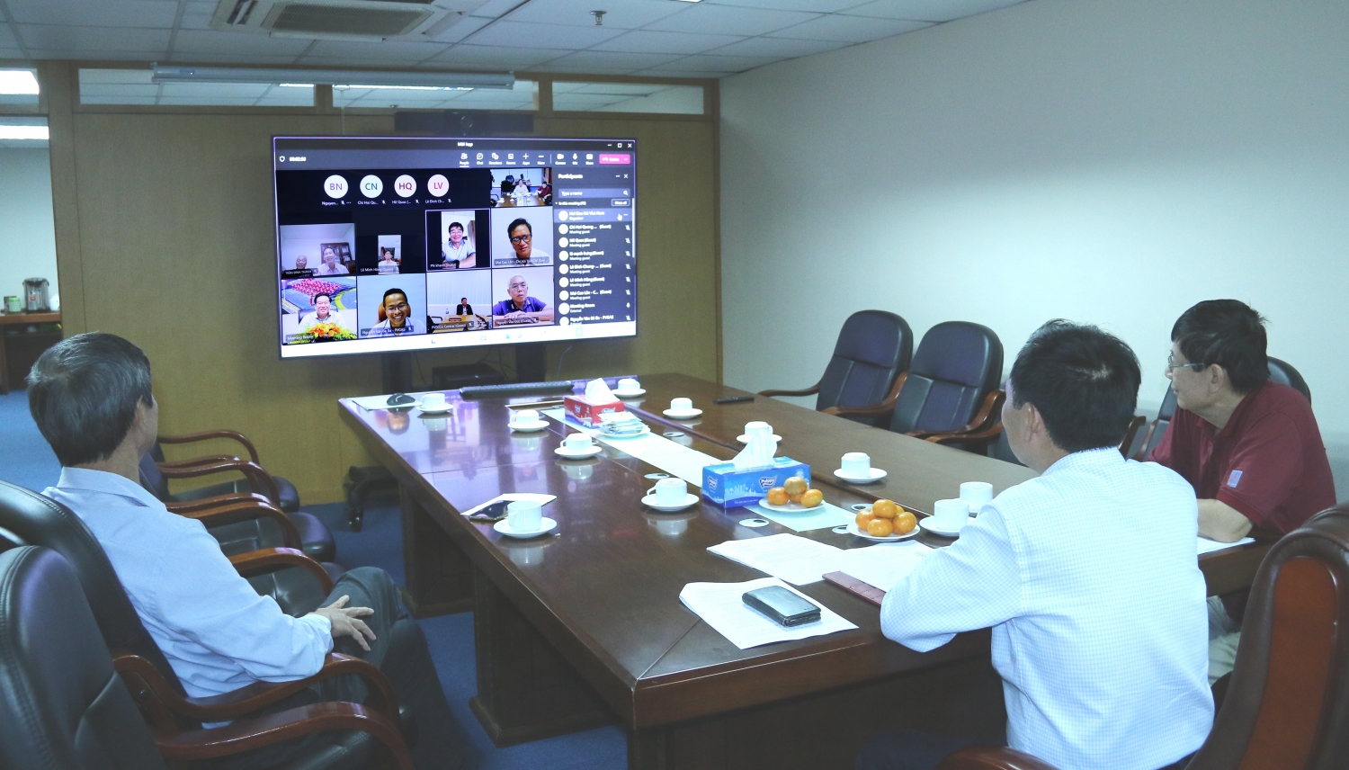Thường trực Hội Dầu khí Việt Nam họp giao ban với các chi hội Dầu khí trực thuộc