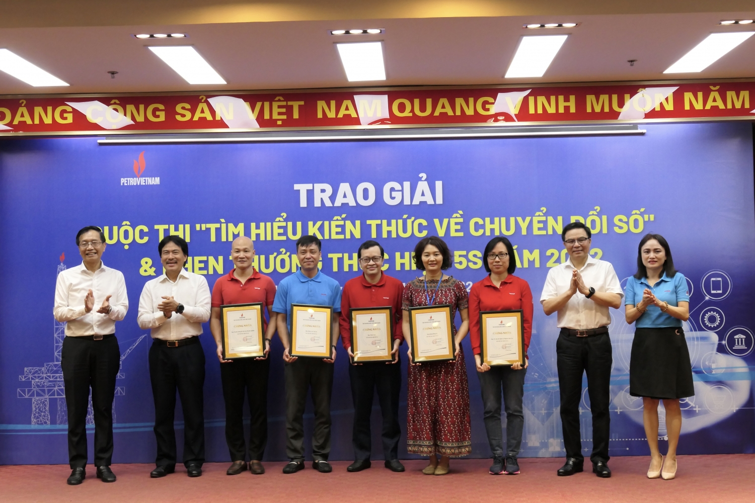 Lãnh đạo Tập đoàn trao giấy chứng nhận cho 5 tập thể thực hiện tốt 5S tại Cơ quan Tập đoàn.