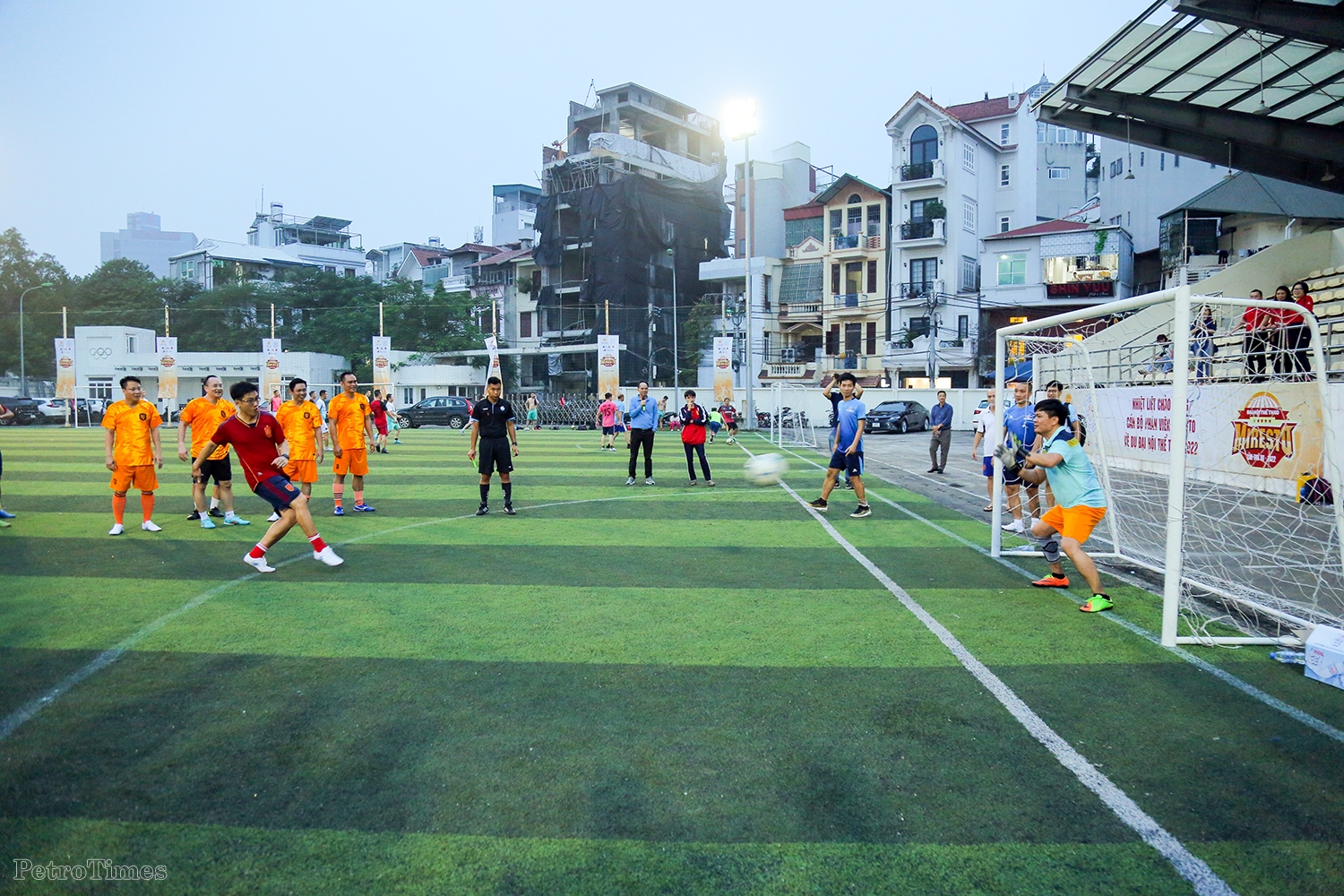 Lãnh đạo Tập đoàn và các đơn vị thành viên giao hữu bóng đá nhân kỷ niệm Ngày truyền thống ngành Dầu khí Việt Nam
