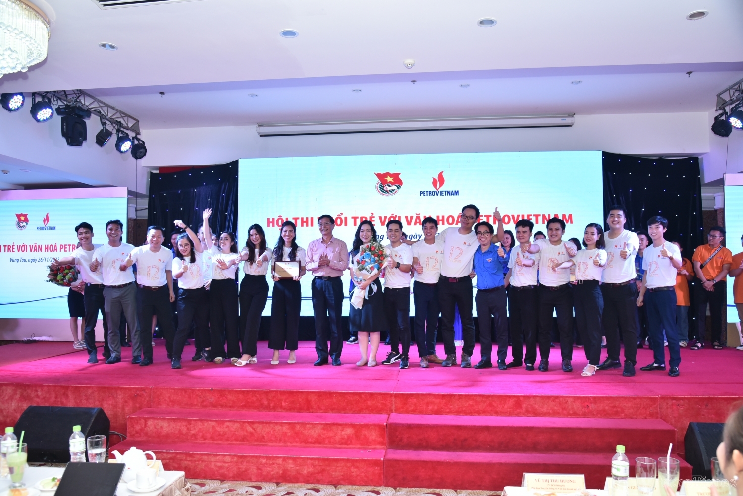 Đồng chí Trần Quang Dũng trao giải dậc biệt cho đội Cụm phối hợp hoạt động TP HCM
