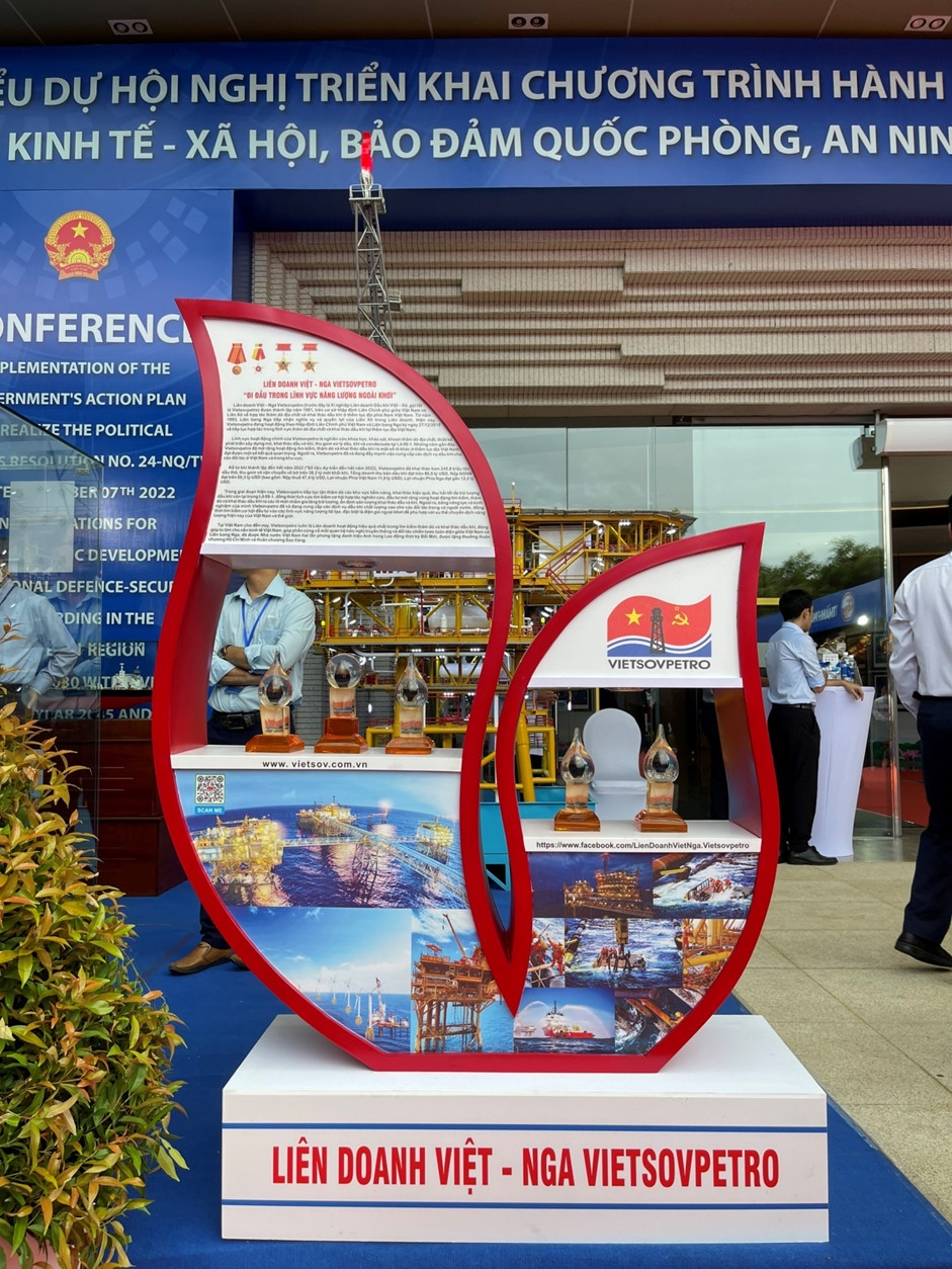 Thủ tướng Phạm Minh Chính tham quan gian trưng bày của Vietsovpetro tại Hội nghị phát triển vùng Đông Nam Bộ