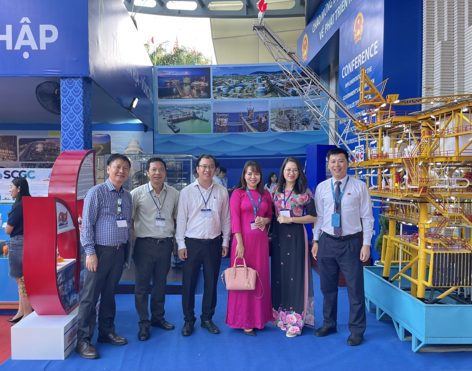 Thủ tướng Phạm Minh Chính tham quan gian trưng bày của Vietsovpetro tại Hội nghị phát triển vùng Đông Nam Bộ