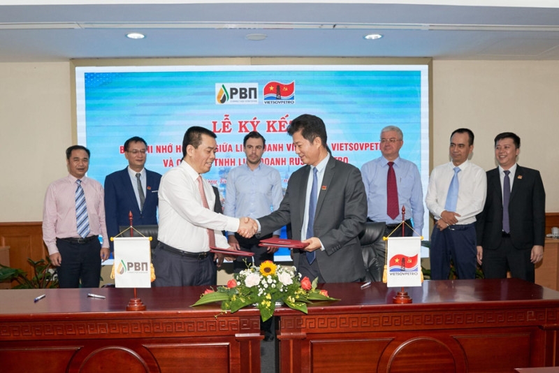 Ông Nguyễn Tiến Vinh và ông Nguyễn Trí Dũng đại diện hai đơn vị tiến hành ký kết Bản ghi nhớ hợp tác
