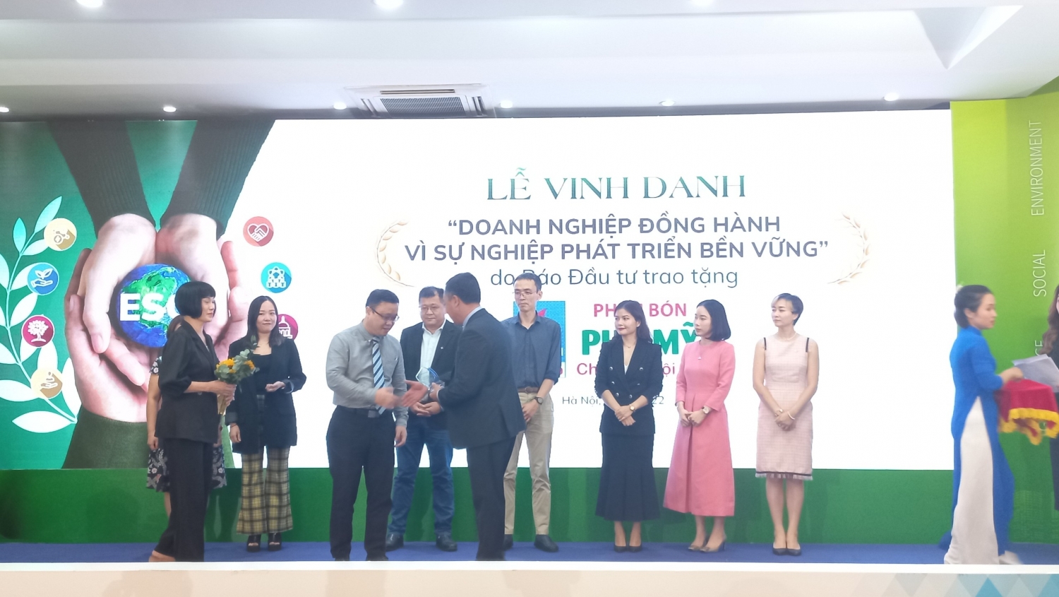 ESG - Chìa khóa cho Phát triển bền vững 2022 ESG - Chìa khóa cho Phát triển bền vững 2022