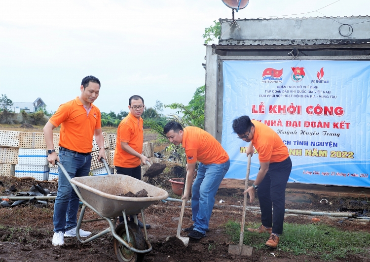 Đoàn Thanh niên Vietsovpetro tổ chức Lễ bàn giao nhà Đại đoàn kết và khu vui chơi thiếu nhi