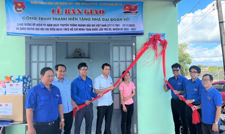 Đoàn Thanh niên Vietsovpetro tổ chức Lễ bàn giao nhà Đại đoàn kết và khu vui chơi thiếu nhi