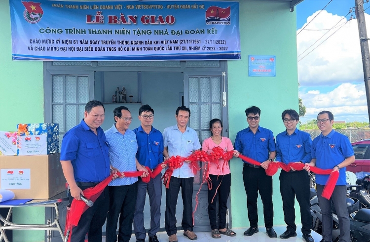 Đoàn Thanh niên Vietsovpetro tổ chức Lễ bàn giao nhà Đại đoàn kết và khu vui chơi thiếu nhi