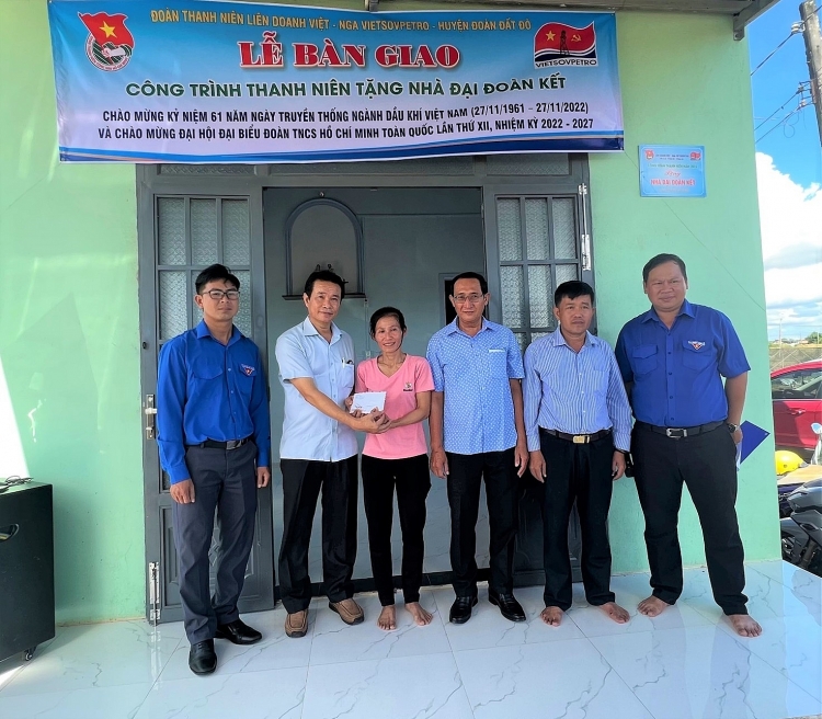 Đoàn Thanh niên Vietsovpetro tổ chức Lễ bàn giao nhà Đại đoàn kết và khu vui chơi thiếu nhi