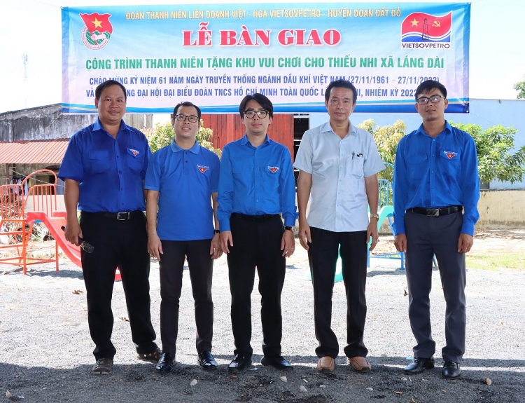 Đoàn Thanh niên Vietsovpetro tổ chức Lễ bàn giao nhà Đại đoàn kết và khu vui chơi thiếu nhi