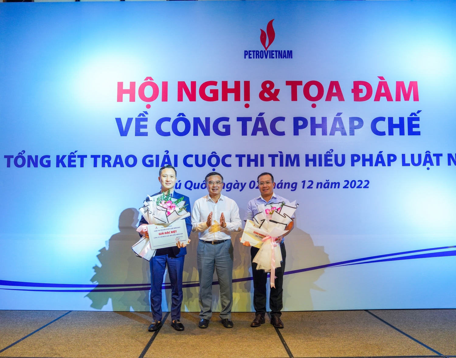 Đồng chí Hoàng Quốc Vượng, Chủ tịch HĐTV Petrovietnam trao giải Đặc biệt Cuộc thi tìm hiểu pháp luật năm 2022 cho 2 tập thể