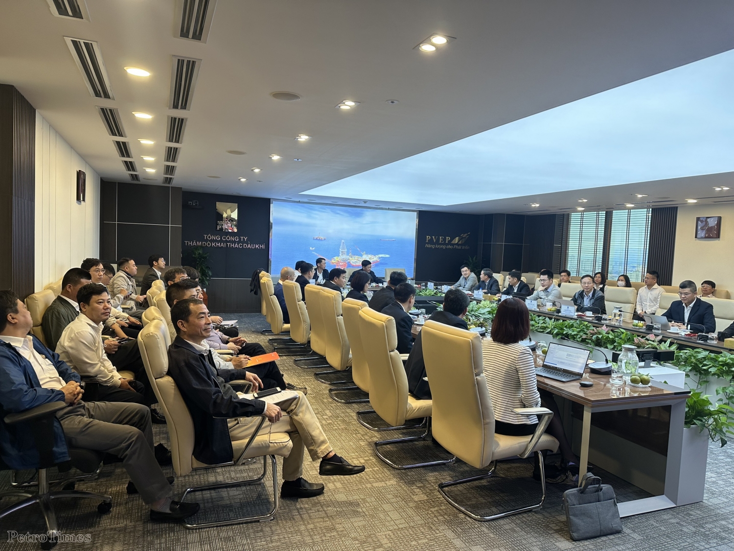 Đảng ủy Tập đoàn Dầu khí Quốc gia Việt Nam nghiên cứu, học tập, quán triệt Nghị quyết Trung ương 6, khoá XIII