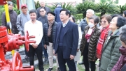 Cán bộ hưu trí Ban Dầu mỏ Khí đốt thăm Khu lưu niệm Công trình khai thác dầu khí đầu tiên tại Việt Nam