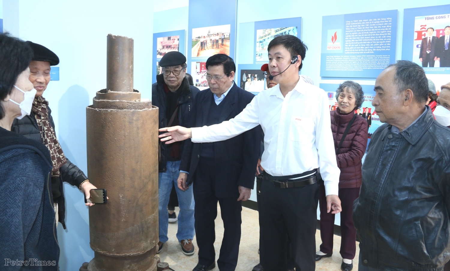 Cán bộ hưu trí Ban Dầu mỏ Khí đốt thăm Khu lưu niệm Công trình khai thác dầu khí đầu tiên tại Việt Nam