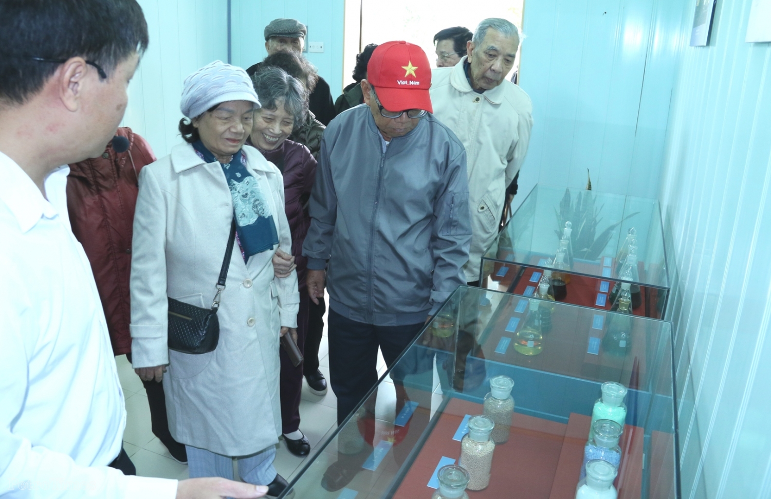 Cán bộ hưu trí Ban Dầu mỏ Khí đốt thăm Khu lưu niệm Công trình khai thác dầu khí đầu tiên tại Việt Nam