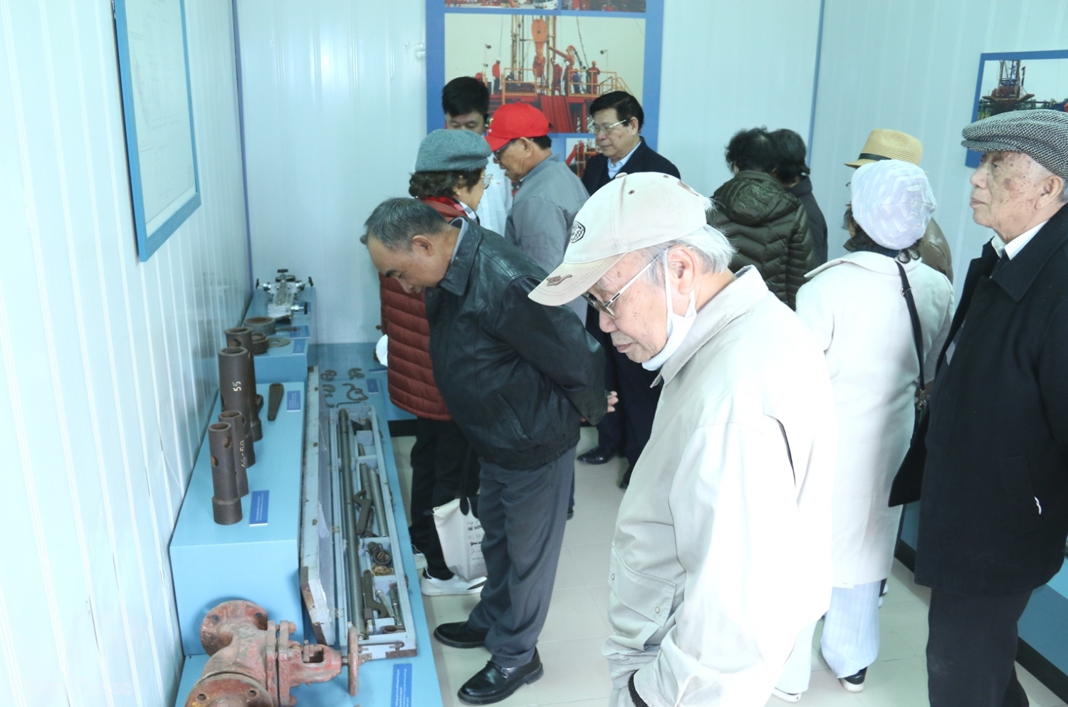 Cán bộ hưu trí Ban Dầu mỏ Khí đốt thăm Khu lưu niệm Công trình khai thác dầu khí đầu tiên tại Việt Nam