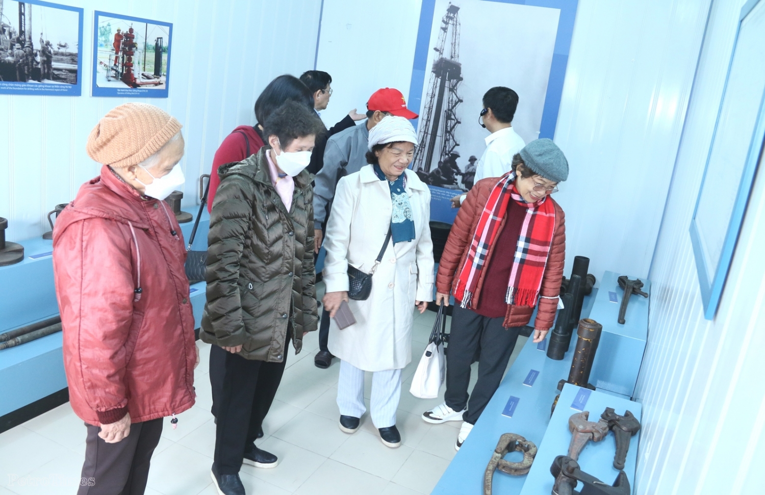 Cán bộ hưu trí Ban Dầu mỏ Khí đốt thăm Khu lưu niệm Công trình khai thác dầu khí đầu tiên tại Việt Nam