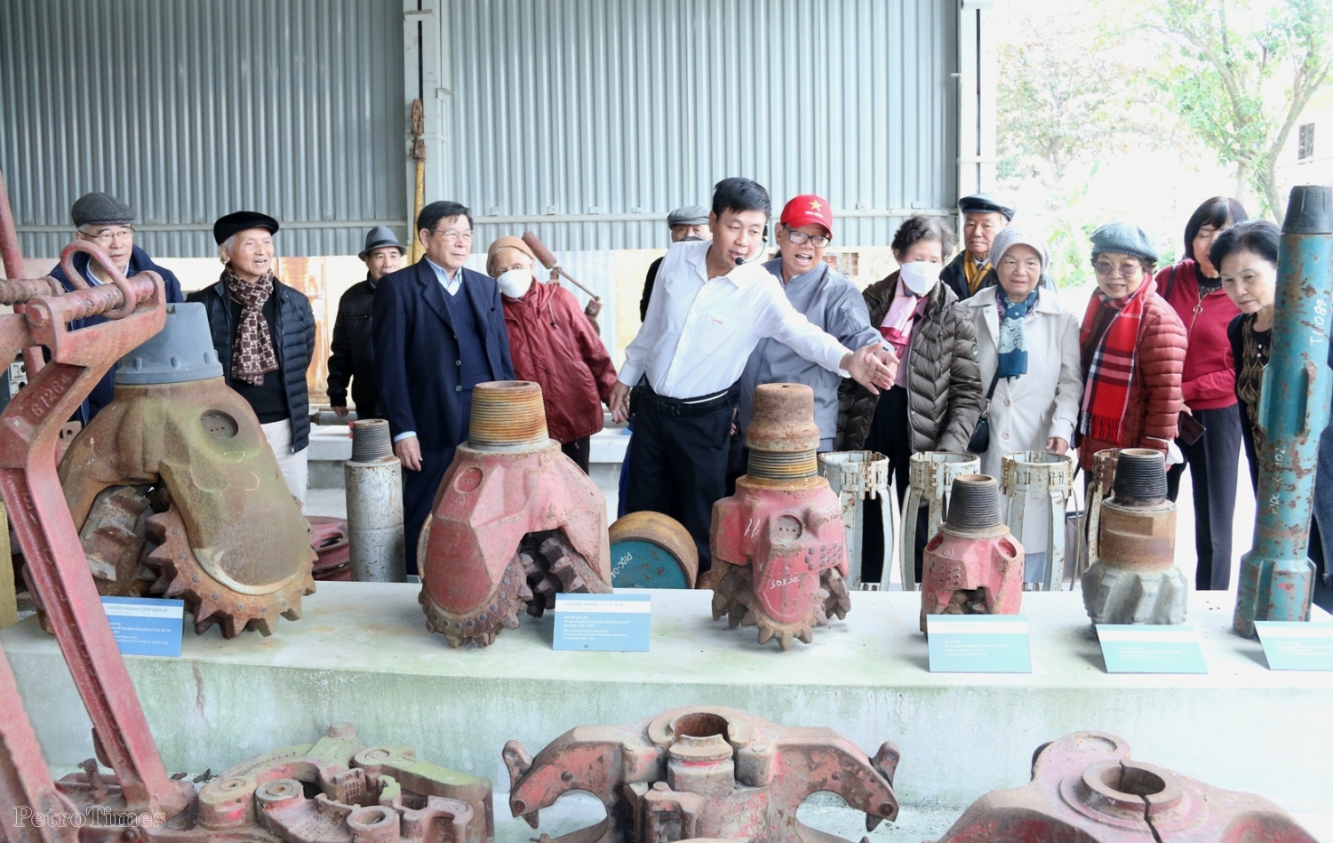 Cán bộ hưu trí Ban Dầu mỏ Khí đốt thăm Khu lưu niệm Công trình khai thác dầu khí đầu tiên tại Việt Nam