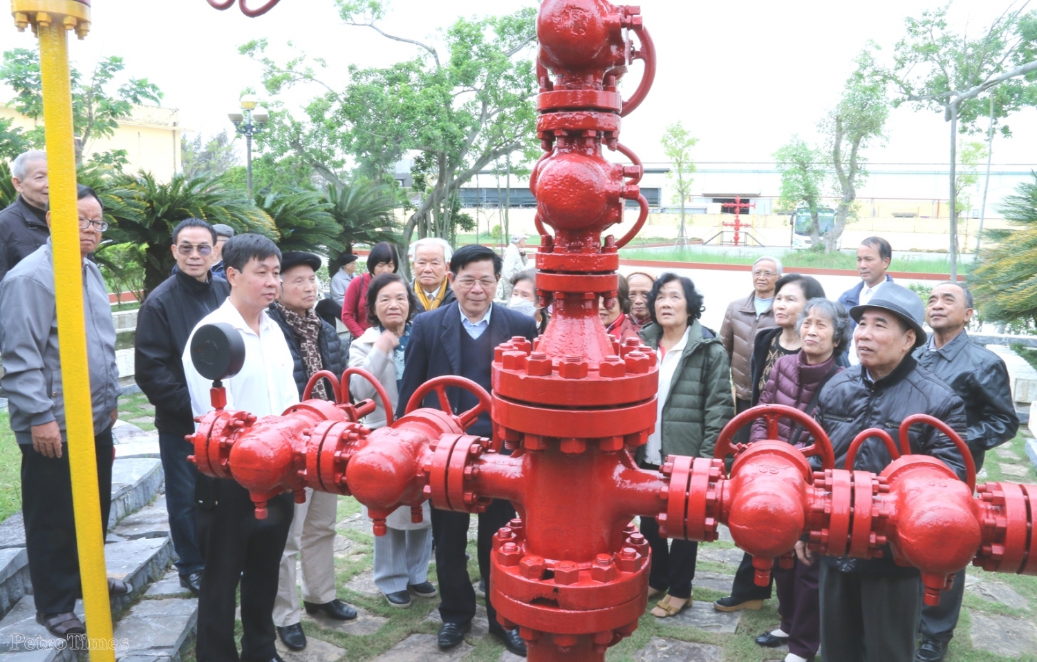 Cán bộ hưu trí Ban Dầu mỏ Khí đốt thăm Khu lưu niệm Công trình khai thác dầu khí đầu tiên tại Việt Nam