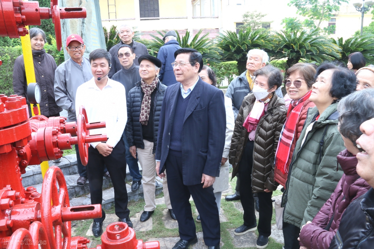 Cán bộ hưu trí Ban Dầu mỏ Khí đốt thăm Khu lưu niệm Công trình khai thác dầu khí đầu tiên tại Việt Nam