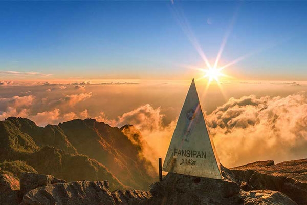 Vì sao Fansipan được chọn là ngọn núi thích hợp để trekking dịp cuối năm? Vì sao Fansipan được chọn là ngọn núi thích hợp để trekking dịp cuối năm?