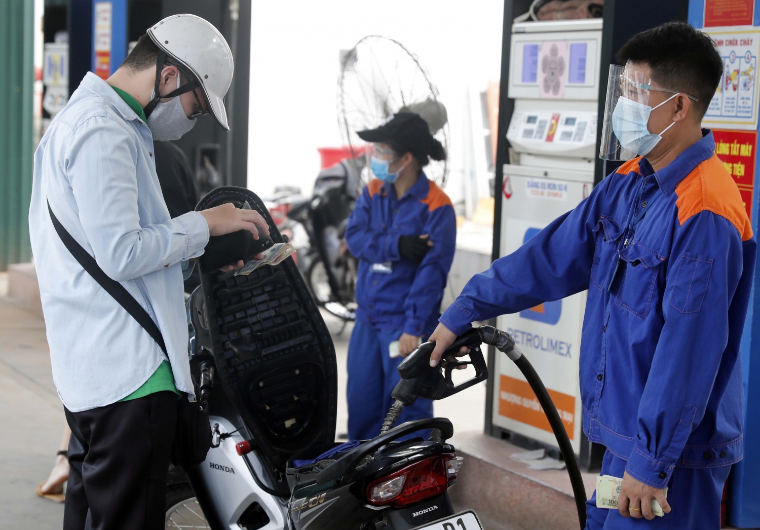 Giảm mức thuế bảo vệ môi trường đối với xăng, dầu trong năm 2023