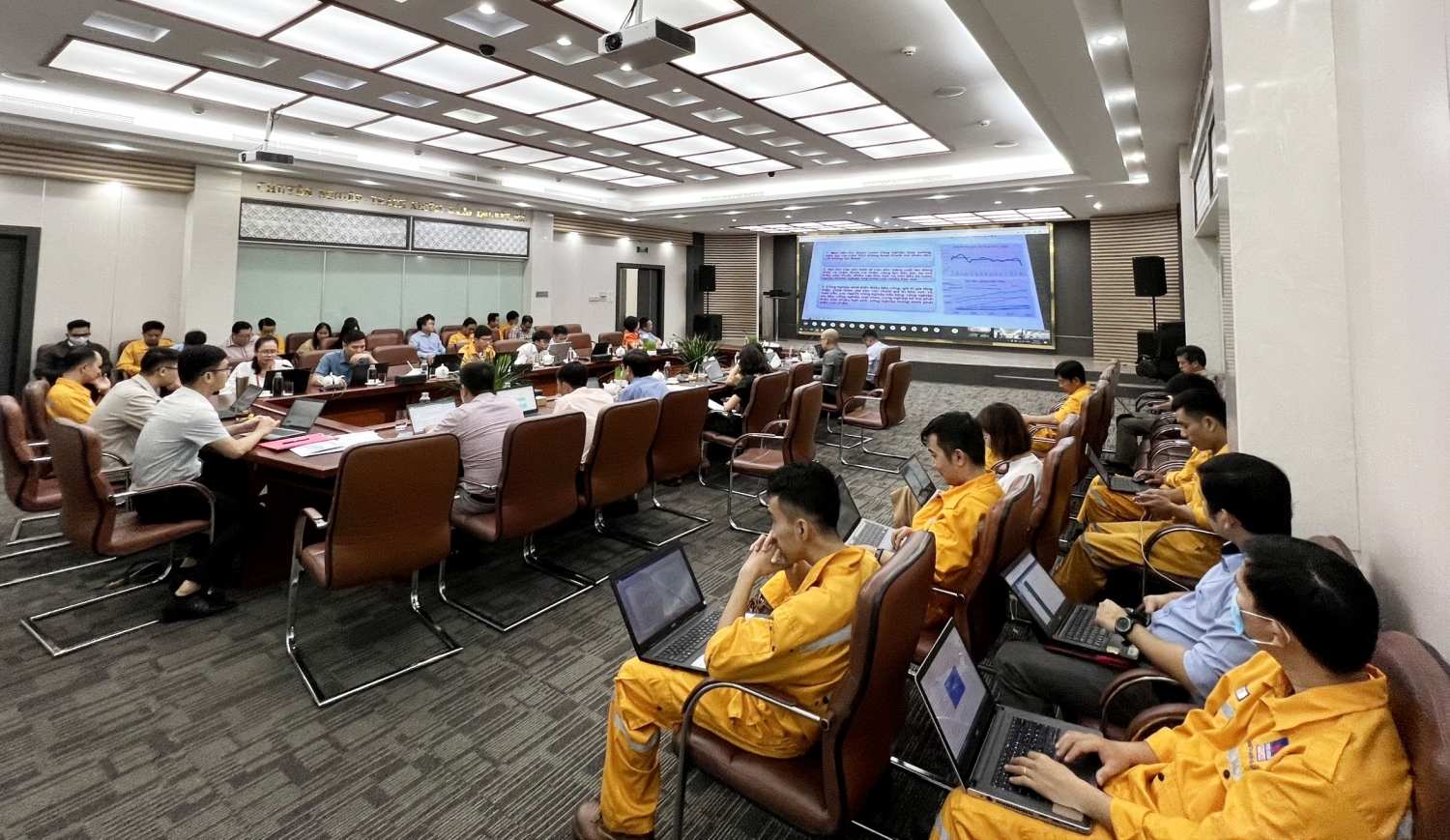 Toàn thể Đảng bộ PV GAS học tập tại các điểm cầu trực tuyến trong cả nước