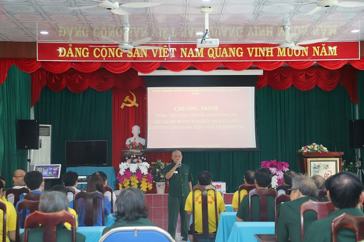 CLB Xe đạp Xí nghiệp Dịch vụ: Thăm và tặng quà tại Trung tâm Điều dưỡng Thương binh và người có công Long Đất