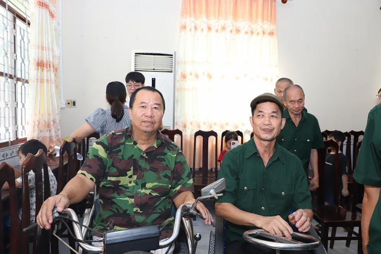 CLB Xe đạp Xí nghiệp Dịch vụ: Thăm và tặng quà tại Trung tâm Điều dưỡng Thương binh và người có công Long Đất
