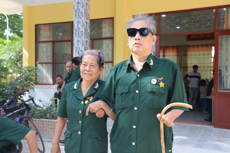 CLB Xe đạp Xí nghiệp Dịch vụ: Thăm và tặng quà tại Trung tâm Điều dưỡng Thương binh và người có công Long Đất