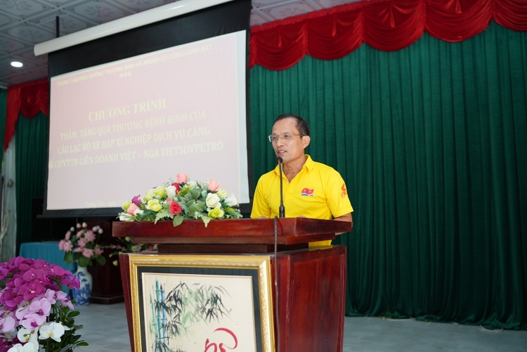 CLB Xe đạp Xí nghiệp Dịch vụ: Thăm và tặng quà tại Trung tâm Điều dưỡng Thương binh và người có công Long Đất