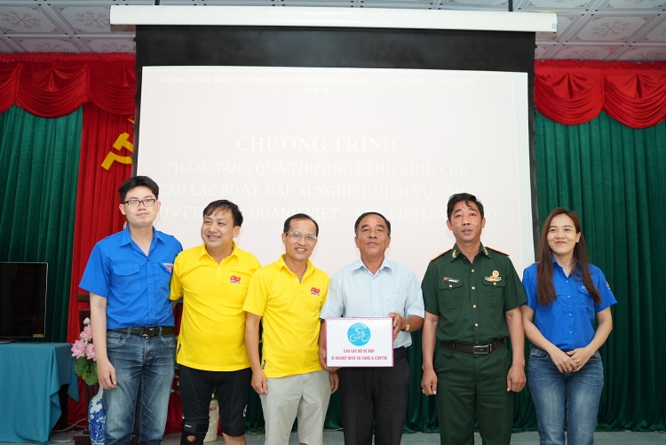 CLB Xe đạp Xí nghiệp Dịch vụ: Thăm và tặng quà tại Trung tâm Điều dưỡng Thương binh và người có công Long Đất