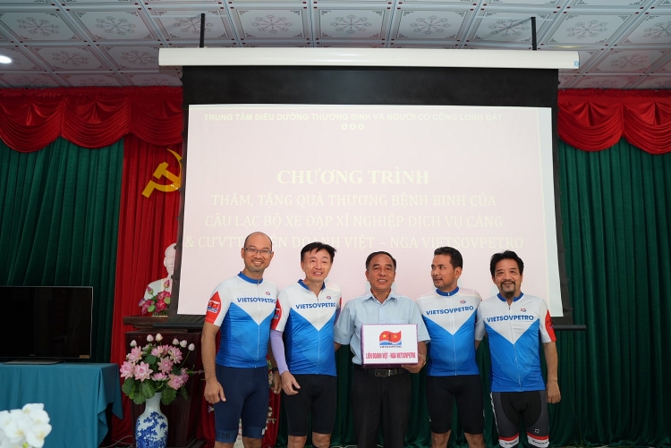 CLB Xe đạp Xí nghiệp Dịch vụ: Thăm và tặng quà tại Trung tâm Điều dưỡng Thương binh và người có công Long Đất