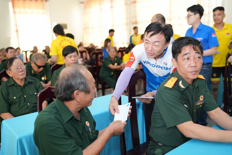 CLB Xe đạp Xí nghiệp Dịch vụ: Thăm và tặng quà tại Trung tâm Điều dưỡng Thương binh và người có công Long Đất