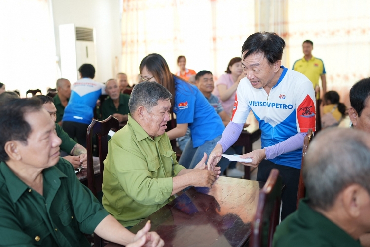 CLB Xe đạp Xí nghiệp Dịch vụ: Thăm và tặng quà tại Trung tâm Điều dưỡng Thương binh và người có công Long Đất