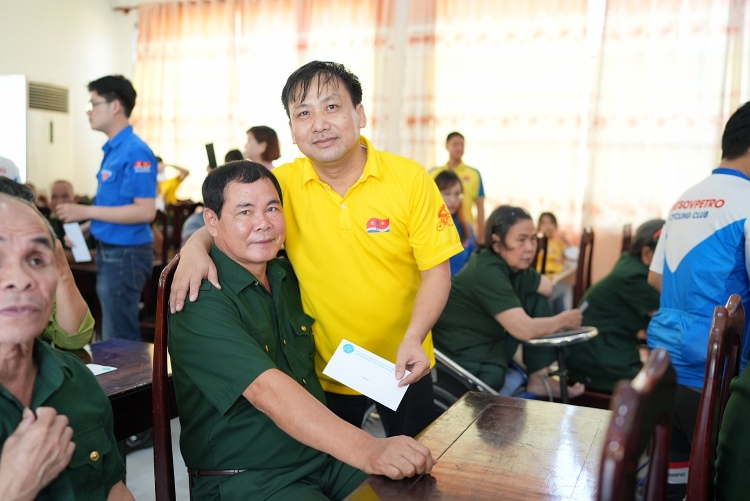 CLB Xe đạp Xí nghiệp Dịch vụ: Thăm và tặng quà tại Trung tâm Điều dưỡng Thương binh và người có công Long Đất