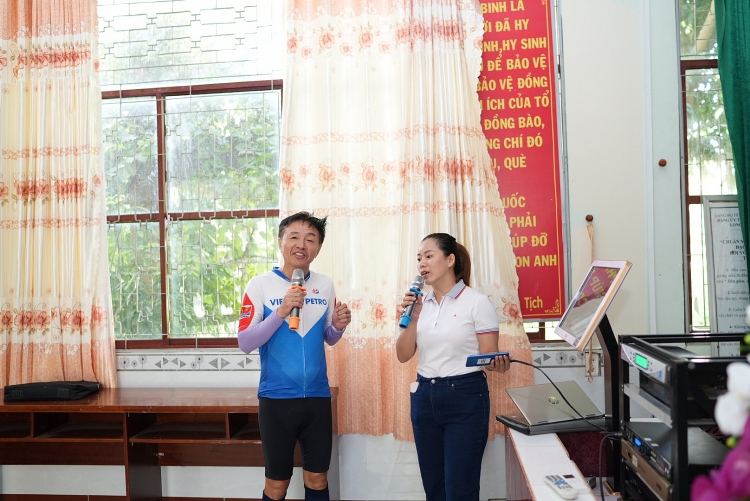 CLB Xe đạp Xí nghiệp Dịch vụ: Thăm và tặng quà tại Trung tâm Điều dưỡng Thương binh và người có công Long Đất