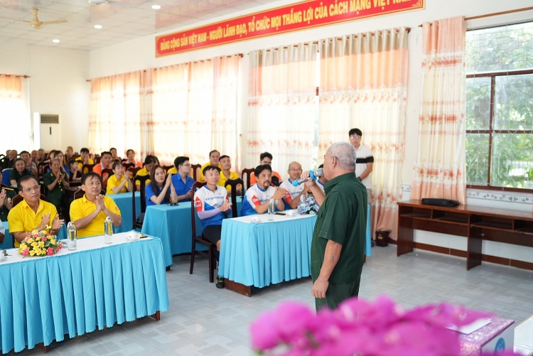CLB Xe đạp Xí nghiệp Dịch vụ: Thăm và tặng quà tại Trung tâm Điều dưỡng Thương binh và người có công Long Đất