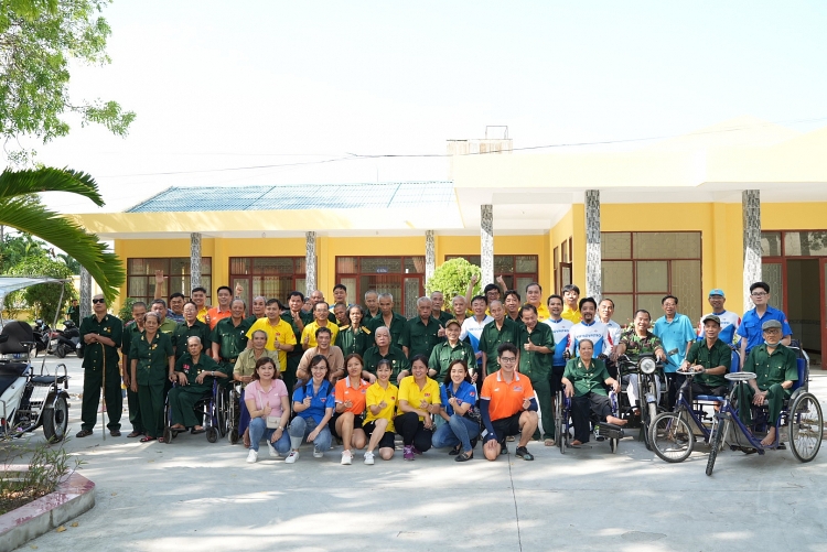 CLB Xe đạp Xí nghiệp Dịch vụ: Thăm và tặng quà tại Trung tâm Điều dưỡng Thương binh và người có công Long Đất