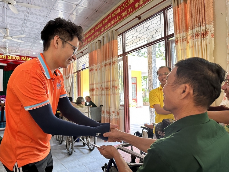 CLB Xe đạp Xí nghiệp Dịch vụ: Thăm và tặng quà tại Trung tâm Điều dưỡng Thương binh và người có công Long Đất