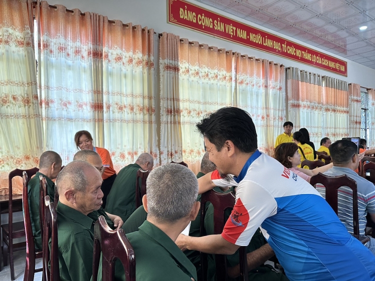 CLB Xe đạp Xí nghiệp Dịch vụ: Thăm và tặng quà tại Trung tâm Điều dưỡng Thương binh và người có công Long Đất